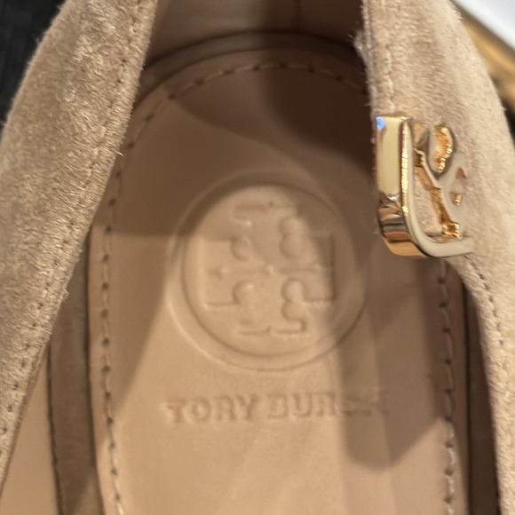 Tory Burch Tan Suede Pointed Toe Pumps Gold Logo Heel Sand Heels - Picture 5 of 16